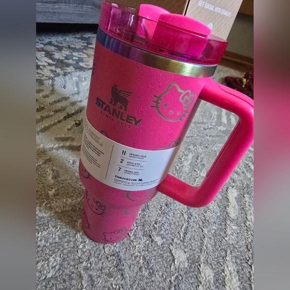 EXCLUSIVE MUST-HAVE Stanley x Hello Kitty 40 oz Quencher H2.0 Tumbler - Picture 7 of 12